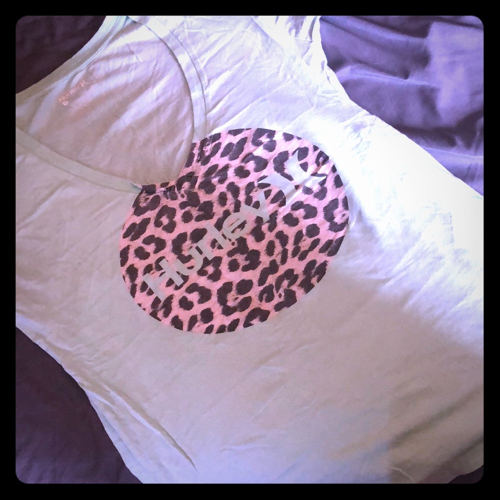 HURLEY V-neck tee.